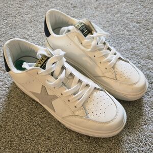 Vintage Havana White Sneakers with Gray Star